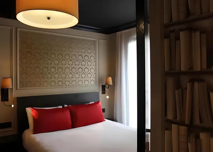 Le Montmartre Saint Pierre Paris