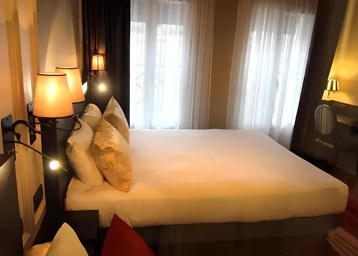 Le Montmartre Saint Pierre Otel 3*